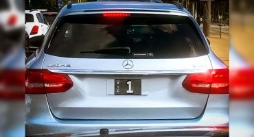 Есть номерные знаки за просто баснословные деньги. Но у них хотя бы есть своя история и какая-никакая историческая ценность.
"Очень дорогой номерной знак сегодня установлен на Mercedes-AMG C43 Estate. Автомобиль зарегистрирован в Мельбурне, Австралии. Когда называют стоимость знака, представляешь, из чего он сделан и какие обозначения на себе имеет. Удивительно, но в него входит всего одна цифра - 1. Знак имеет очень долгую и интересную историю, благодаря которой он и получил такой ценник. К слову, его стоимость составляет 2.5 миллиона австралийских долларов. В переводе на наш курс выходит 146 миллионов рублей."(с)