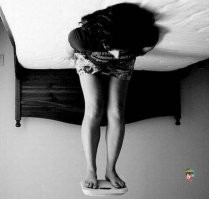 Легко вычислить. Общий вес минус вес кровати, матраца