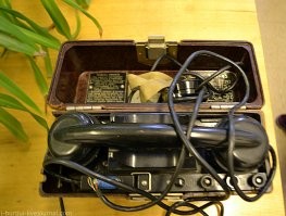 В спутникой связи СССР тоже был впереди планеты всей...
История спутниковой связи в России началась в 1965 году, когда был запущен спутник «Молния-1» для обеспечения связи между Москвой и Владивостоком. С октября 1967 года спутники «Молния» вместе с 20 наземными станциями использовались в рамках проекта космической связи «Орбита» для трансляции национальной телевизионной сети, а также для двусторонней телефонной, телеграфной и фототелеграфной связи.

Спутники связи двойного назначения проекта «Молния» существовали и развивались до начала 21 века. Последний спутник   «Молния-3К»   был запущен в 2001 году, а сошел с орбиты в декабре 2016 года. Им на смену пришли спутники, работающие на стационарных орбитах: для связи   «Радуга», для телевизионного сигнала   «Экран». Для новых спутников уже не нужны наземные станции, достаточно поставить себе антенну.

Помимо спутниковой связи в Советском Союзе развивалась тропосферная радиорелейная связь, при которой радиоволны на высоте 10-15 км отражаются от верхней границы тропосферы и попадают в приёмник. Благодаря этому расстояние между приёмником и передатчиком может достигать 400-600 км. Многоканальные радиорелейные станции, использующие диапазон сверхвысоких частот, позволили создать надежную связь с самыми отдаленными населенными пунктами страны, находящимися далеко за Полярным кругом. Всего было возведено 46 станций связи. Суммарная протяженность радиорелейных линий превысила 100 тыс. км.

На фотках одна из наземных станцией системы «Орбита» и 
 телефон.