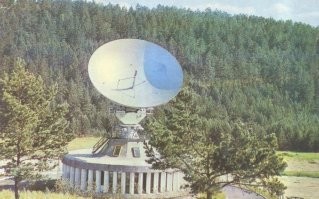 В спутникой связи СССР тоже был впереди планеты всей...
История спутниковой связи в России началась в 1965 году, когда был запущен спутник «Молния-1» для обеспечения связи между Москвой и Владивостоком. С октября 1967 года спутники «Молния» вместе с 20 наземными станциями использовались в рамках проекта космической связи «Орбита» для трансляции национальной телевизионной сети, а также для двусторонней телефонной, телеграфной и фототелеграфной связи.

Спутники связи двойного назначения проекта «Молния» существовали и развивались до начала 21 века. Последний спутник   «Молния-3К»   был запущен в 2001 году, а сошел с орбиты в декабре 2016 года. Им на смену пришли спутники, работающие на стационарных орбитах: для связи   «Радуга», для телевизионного сигнала   «Экран». Для новых спутников уже не нужны наземные станции, достаточно поставить себе антенну.

Помимо спутниковой связи в Советском Союзе развивалась тропосферная радиорелейная связь, при которой радиоволны на высоте 10-15 км отражаются от верхней границы тропосферы и попадают в приёмник. Благодаря этому расстояние между приёмником и передатчиком может достигать 400-600 км. Многоканальные радиорелейные станции, использующие диапазон сверхвысоких частот, позволили создать надежную связь с самыми отдаленными населенными пунктами страны, находящимися далеко за Полярным кругом. Всего было возведено 46 станций связи. Суммарная протяженность радиорелейных линий превысила 100 тыс. км.

На фотках одна из наземных станцией системы «Орбита» и 
 телефон.