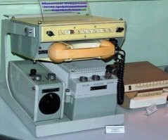 Автор! Сотовая связь и радиостанции - это разные вещи!
Твой пост о рациях.

В 1957 году инженер Леонид Иванович Куприянович продемонстрировал трехкилограммовый прототип мобильного телефона ЛК-1. Куприянович не только создал телефон, но и разработал к нему базовую станцию   автоматическую телефонную радиостанцию, которая осуществляла связь с проводной телефонной сетью.

На фотографии слева   первый образец мобильного телефона ЛК-1, справа   базовая станция Куприяновича.

Ну и на 3-й фотке серийный сотовый телефон Алтай.
В Воронежском НИИ Связи (ВНИИС), был создан советский мобильный телефон.
Работа над системой автоматической мобильной связи, названной «Алтай», началась в 1958 году. В городе Воронеж в Воронежском НИИ связи (ВНИИС) были созданы абонентские станции (проще говоря, собственно телефоны) и базовые станции для связи с ними. Антенные системы были разработаны в московском Государственном Специализированном Проектном Институте (ГСПИ), там же, где рождалось советское телевидение. Над другими составляющими «Алтая» работали ленинградцы, а позднее присоединились предприятия из Белоруссии и Молдавии. Специалисты из разных частей Советского Союза объединили усилия, чтобы создать абсолютно уникальный на тот момент продукт   автоматическую мобильную связь.
«Алтай» должен был стать полноценным телефоном, устанавливаемым в автомобиле. По нему просто можно было говорить, как по обычному телефону (т.е. звук проходил в обе стороны одновременно, т.н. дуплексный режим). 
В 1963 году, когда в Москве была запущена опытная зона системы «Алтай», настоящий телефон в машине производил неизгладимое впечатление. Разработчики постарались сделать его как можно более похожим на привычные аппараты: у «Алтая» была трубка, а в некоторых моделях   даже диск для набора номера. Впрочем, от диска вскоре отказались и заменили его кнопками, поскольку крутить диск в автомобиле оказалось неудобно.
Партийные и хозяйственные руководители пришли в восторг от новой системы. Автомобильные телефоны вскоре появились в «ЗИЛах» и «Чайках» верхних эшелонов советского руководства. За ними последовали и «Волги» директоров важнейших предприятий.
«Алтай» конечно не был полноценной сотовой системой. Первоначально один город вместе с пригородами обслуживался всего лишь одной базовой станцией с шестнадцатью радиоканалами. Но для небольшого количества высших начальников, которым была доступна мобильная связь, этого первое время хватало.
В системе использовался частотный диапазон 150 МГц   это частоты того же порядка, что и метровый диапазон телевидения. Поэтому антенна, установленная на высокой башне, позволяла обеспечить связь на расстоянии до десятков километров.
Аналогичная система в США, IMTS (Improved Mobile Telephone Service), была запущена в опытной зоне на год позже. А коммерческий ее запуск состоялся лишь в 1969 году. Между тем в СССР к 1970 году «Алтай» был установлен и успешно работал уже примерно в 30 городах!

Так то вот...