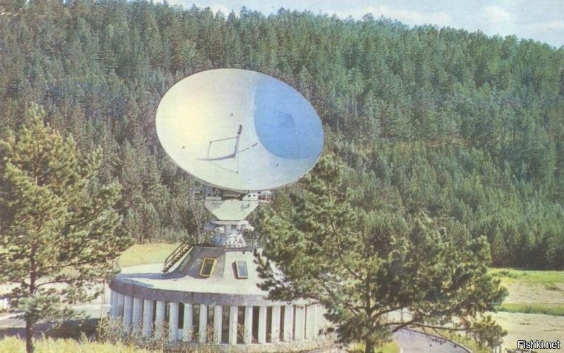 В спутникой связи СССР тоже был впереди планеты всей...
История спутниковой связи в России началась в 1965 году, когда был запущен спутник «Молния-1» для обеспечения связи между Москвой и Владивостоком. С октября 1967 года спутники «Молния» вместе с 20 наземными станциями использовались в рамках проекта космической связи «Орбита» для трансляции национальной телевизионной сети, а также для двусторонней телефонной, телеграфной и фототелеграфной связи.

Спутники связи двойного назначения проекта «Молния» существовали и развивались до начала 21 века. Последний спутник   «Молния-3К»   был запущен в 2001 году, а сошел с орбиты в декабре 2016 года. Им на смену пришли спутники, работающие на стационарных орбитах: для связи   «Радуга», для телевизионного сигнала   «Экран». Для новых спутников уже не нужны наземные станции, достаточно поставить себе антенну.

Помимо спутниковой связи в Советском Союзе развивалась тропосферная радиорелейная связь, при которой радиоволны на высоте 10-15 км отражаются от верхней границы тропосферы и попадают в приёмник. Благодаря этому расстояние между приёмником и передатчиком может достигать 400-600 км. Многоканальные радиорелейные станции, использующие диапазон сверхвысоких частот, позволили создать надежную связь с самыми отдаленными населенными пунктами страны, находящимися далеко за Полярным кругом. Всего было возведено 46 станций связи. Суммарная протяженность радиорелейных линий превысила 100 тыс. км.

На фотках одна из наземных станцией системы «Орбита» и 
 телефон.