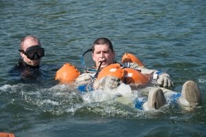 Что самое интересное, это не фотошоп. Фото сделано на тренировках экипажа по "водному выживанию".