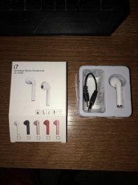 Вообще-то, на коробке чёрным по белому написано, что наушник в единственном числе.