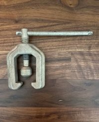 По поводу этой приблуды. Я бы сказал, что это экстрактор. Например, чтобы снять поводок стеклоочистителя. Только я приложил фотографию универсального экстрактора, а на фотографии в посте инструмент для определенного применения. Доводилось пользоваться и экстрактором, и вальцевателем. Если эту часть вальцевателя не закрепить, то ничего не выйдет.