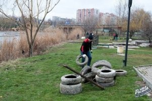 Если присмотреться на заднем плане экскаватор что-то капает и стоит он на дне водохранилища, за эксковатором находится котеджный посёлок для"нищебродов" (говорят янукович там же живёт). Копать там начали около месяца назад с берега,потом раз дамбу то-ли на ремонт открыли, то-ли бревно повпредило, и уже копают стоя на дне))). Фартануло строителям...)))