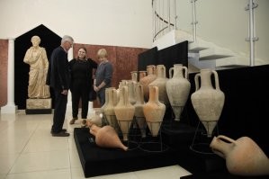 В Краснодаре показали найденные у Крымского моста артефакты 



И т.д.

А вот - "голова статуи"