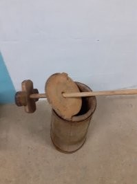 - "Это крепеж для бубна. Используется он так:"
...но на фотографии не бубен, а тамбурин.
- "Некая сфера с отверстиями. Она нужна для заварки чая?"
И для чая, и для того, чтобы добавить приправы в глинтвейн или суп, и не вылавливать их потом По всей кастрюле. Вот только для рисовых шариков есть более удобные прилады...
- "Это старинное приспособление для взбивания масла" - это часть традиционной маслобойки, называется "мутовка":