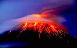 Ну можно было бы добавить чуть больше информации.
В последний раз он извергался в 1952м году, вот так это выглядело.