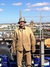 Опоры под арки моста - заглубление 65 метров от уровня воды, диаметр 1200мм, толщина стенки - 40мм. Каждая опора вычищена на глубину 11м. Арматурный каркас около 11м глубиной сварен из 10-12-ти пучков арматуры (точно не помню). В каждом пучке 3 прута диаметром около 40-ка мм., два чуть больше третьего.
Самая верхотура арки железнодорожного моста ( сборка на берегу).Фото мои.