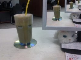 Более того, пенка сохраняет и холод ледяного кофе - фраппе.