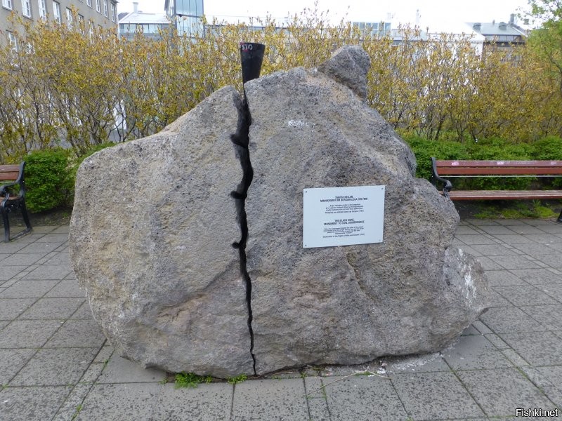 Молодцы исландцы. Мы так не умеем. Вот памятник гражданскому неповиновению.
