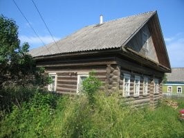 Вот дедовский дом, совсем скоро 100 лет как построен. За последние пол века один раз перекрывали крышу.  Нижние венцы если и меняли когда, то об этом никто уже и не помнит.

Главное что-бы дом был правильно и качество построен и в доме жили и печку топили.
