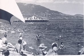 Это не Мисхор!
Это приблизительно "Золотой пляж". Из Мисхора - "Аю-Даг" ("Медведь гора") не просматривается.
Мисхор находится между Гаспрой и Алупкой. А "Ласточкино гнездо" (мыс Ай-Тодор) ну ни как не даёт посмотреть на Аю-Даг (разве что только с Ай_Петри). И ни как от-туда не видна, ни Массандра, ни Никита... (Ялта за зонтиком спряталась...)