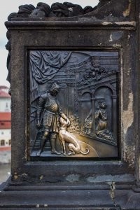 )Прихожанку что на исповеди, видно тоже, нет- нет, да и хлопнут по попке))