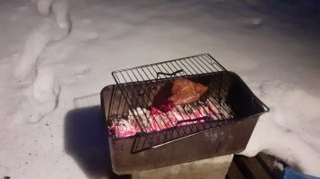 Сезон мяска открыл в выходные. Был сильно огорчен обилием снега, но сезон все равно открыл. Эта весна пойдет под эгидой стейков.