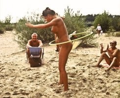 Здесь нет эротики ))) Вообще не понять что )))