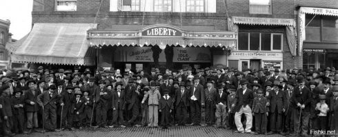 "Имеет место широкоизвестный факт из биографии Чарли Чаплина, что он принимал участие в конкурсе двойников Чарли Чаплина. Он действительно принимал участие в одном из таких конкурсов, но проходил этот конкурс в театре Сан-Франциско, а не в Монако, Сан-Франциско и Швейцарии, как указывается в некоторых источниках. 
История умалчивает о том, какое место он занял на  конкурсе, но точно известно, что Чарли не прошел даже в финал!"