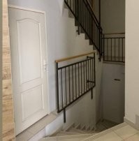 Перила на стене это еще пол беды, меня больше смущает дверь, выходящая на на лестницу, вот это действительно опасно