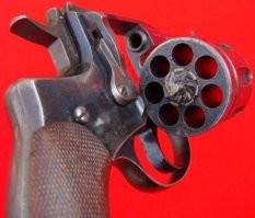 наган 9 мм был 6 каморным. на нагане 1910 года откидной барабан. 7 каморный.