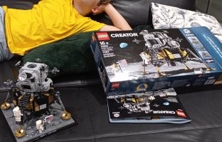 Младший, 10 лет, собирал 5 часов,  Меня даже не подпустил.  Говорит что 2 раза ошибся, уровень на коробке -эксперт...