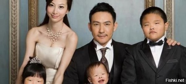 А потом окажется, что это рекламная компания китайского брачного агентства, по типу семейки с тремя детьми.