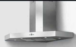 < 
какой-то долюо2,718б кухню покупал, а  рукожоп ставил. 
есть угловые вытяжки. 
и стена, похоже, просто покрашена ,всё в жиру будет, не отмоешь.
смотреть на такое больно...