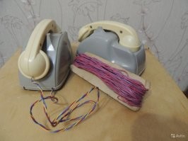 Не знаю к каком году было детство у автора, но в конце 70-х на прилавках были дешёвые телефоны. Многие их покупали. Я долго таким игрался.