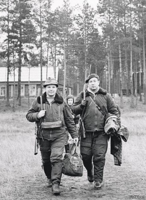 Это не 1960-й, а 1966-й год (можно было и самому увидеть шрам над левой бровью Юрия Гагарина).  Если автор сам делал подписи к фото, то двойка ему за все ляпы - вторую Елизавету, медсестра взвешивает вес и пр.