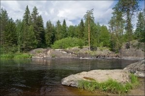 Для меня карельская природа это прежде всего место действия в фильме "А зори здесь тихие". Она там как один из главных героев своей красотой подчеркивает все ужасы войны... Насколько я знаю, по местам съемок этого фильма экскурсии водят.