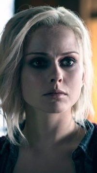 В сериале "Я зомби" Роуз Макайвер в каждой серии новую роль считай играет.