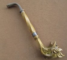 Типа вот этого. Сигарета вставлялась в лоб головы чёрта. Продавались подобные мундштуки в СССР. Можете в поиске просто забить "мундштук" и почитать, картинки посмотреть об этом предмете