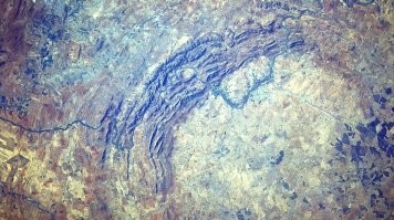 И? На протяжении всей истории Земли, в неё врезалось сотни тысяч, а может и миллионы метеоритов. Какие-то более масштабные, кратеры которых до сих пор видны со спутников, какие-то более мелкие, какие-то вообще сгорают в атмосфере каждый день, и мы даже не замечаем. И будут падать ещё. Собственно это одна из самых острых причин, исследования космоса и поиска экзопланет, чтоб у человечества в отдалённой перспективе появился шанс  - свалить на другой глобус, если что. Потому что на данный момент, даже если астрономы и запеленгуют приближающийся метеорит, от которого всем будет худо, то вариантов у нас особо нет.
Что автор хотел сказать своим постом?