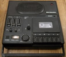 "Весна 205-1".
Всякие эти ваши "Романтики 305" и прочие "Томь 401" - ниже были по классу звука и механике лентопротяжки. В "Весне" лентопротяжный механизм стоял венгерский, была система шумопонижения и электроника была "второго класса" - круче, по тем временам, был только "первый класс" - всякие "Радиотехники" М101, М121, "Вега 110" - класс "Hi-End", по нынешней терминологии.