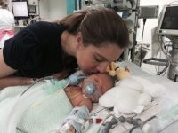 ВДОГОНКУ: 
Сердце за сердце: кардиохирург спас новорожденного сына ветеринара, а тот – собаку хирурга. 
 Эта невероятная история произошла в Великобритании, и началась она с очень плохой новости. На плановом обследовании беременной Хейди Ферасин выяснилось, что у ее сына – опасный порок сердца. Всю сложность ситуации и будущая мама Хейди, и ее муж Люк представляли себе очень хорошо: оба они ветеринары, а Хейди еще и ветеринарный кардиохирург. Оба понимали, что малышу Мэттью предстоит после рождения сложная операция, иначе не выжить. Спустя несколько недель повторное обследование показало, что порок у Мэттью не один, а два. И, возможно, есть еще отклонения. Родителям оставалось только надеяться, что их малыш родится и дождётся того момента, когда его можно будет прооперировать. Ребенок родился живым и на две недели раньше срока. Операцию назначили в соседней детской больнице «Эвелина» на 10-й день после рождения. За сердце мальчика будет бороться детский хирург Канер Салих, сообщили родителям. Можно только представить себе, что пережили Хайди и Люк, пока шла 7-часовая операция. Это было значительно дольше, чем предполагалось изначально, и измученная Хайди расплакалась, увидев своего новорожденного сына, всего обвитого шлангами и трубками, на больничной каталке. 

 Однако дело свое доктор Салих знал отлично, и малыш Мэттью стал выздоравливать. Уже через несколько дней он мог самостоятельно дышать и есть. Конечно же, и кардиохирург, и оба ветеринара все это нелегкое время общались. И однажды Канер Салих рассказал коллегам, что его щенок французского бульдога по кличке Бюду, такого же возраста, как малыш Ферасинов, страдает от сердечного заболевания. И тогда Люк, 54-летний отец Мэттью, работавший в то время в ветеринарном лечебно-диагностическом центре, предложил доктору в качестве благодарности прооперировать щенка. И каково же было удивление врачей, когда обследование показало: у Бюду такой же врождённый порок, какой был у новорожденного Мэттью. К счастью, операция маленькому бульдогу не понадобилась – доктор Феразин тоже хорошо знает свое дело. Он выдал доктору Салиху несколько вариантов лечения любимца в домашних условиях, и в течение года «отверстие» в сердце Бюду закрылось без хирургического вмешательства. 

 Теперь и Бюду, и Мэттью оба здоровы, а доктор Салих и семья Ферасинов стали друзьями. Что уж говорить о малышах – мальчишке и щенке! «Мэттью называет Бюду своим лучшим другом. А мы обмениваемся опытом в хирургии с доктором Салихом», – добавляет Хейди.