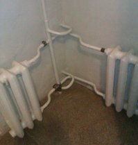 Тут как оправдание некрасивости, варили там где удобнее, да и отверстие сразу за трубой проблематично просверлить в стене (если только с той стороны).