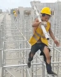 главное - в жилеточке и в страховочном поясе. :)