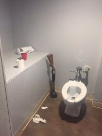 Чай пьет пока серет?))