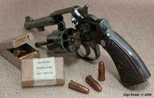 Сударь, Вы опять демонстрируете крайнюю невнимательность!! На фото в посте ШЕСТИ зарядный револьвер!! Скорее всего "Смит Вессон"