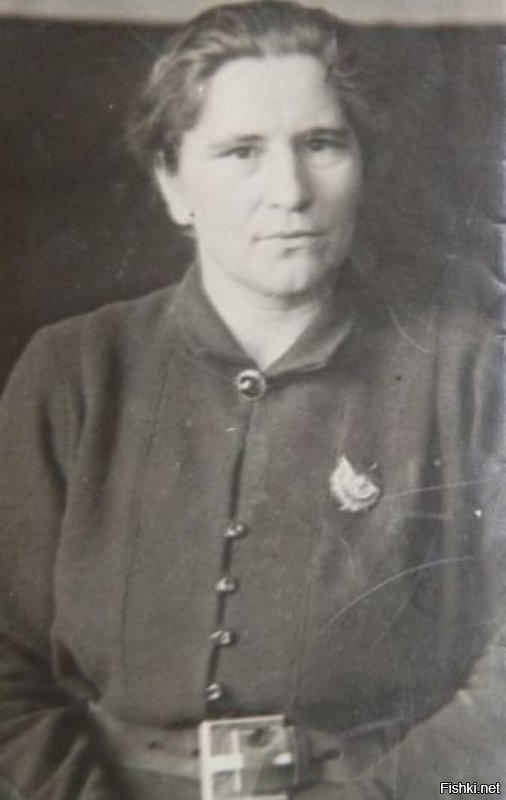 "Не Анка и не пулемётчица..." Родилась Мария в селе Вязовый Гай Самарской губернии. Кем ей только не пришлось быть: и рабочей на Трубочном заводе, и санитаркой в больнице. В 1918 году она стала начальником санитарной летучки и политработником Чапаевской дивизии. Неизменным успехом всегда пользовалась история про эффект плацебо. Её много раз Мария Андреевна рассказывала своим знакомым и родным. В разгромленной аптеке маленького городка, куда вошли чапаевцы, стояли два мешка с содой. Санитарка Попова погрузила их на тачанку и привезла в дивизию. Нарезала полосками бумагу, насыпала порошка, свернула и надписала: «от головы», «от живота». Некоторым «лекарство» помогало. В одном из боев она подползла к раненному в руку бойцу, и он буквально силой заставил её стрелять из пулемёта, потому что сам не мог нажимать на две гашетки одновременно. За этот бой комдив наградил её часами. Так она и стала прообразом Анки-пулемётчицы. Вместе с Василием Ивановичем они провоюют год - вплоть до гибели Чапаева. Позже Мария служила в разведуправлении штаба РККА. В Отечественную войну в составе лекционной группы ездила по фронтам - поднимала боевой дух в войсках. Умерла Мария Андреевна в 1981 году. (1896-1981 гг.) Ещё одно фото с мужем (1916г) ниже.