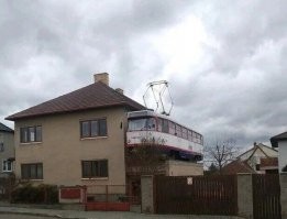 Кажись, эта совсем не плющкина!

Офигенный балкон