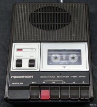 У меня первый был Протон, довольно редкий магнитофон, как потом оказалось. Покупался в середине 80-ых, в ЦУМе.