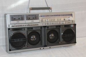 не знал, что он был так популярен. У нас был такой, больше ни у кого не видел. В то же время у одноклассника отец в горкоме партии работал и ездил за границу. Всегда с вожделением смотрел на его двухкассетник Шарп "дискотечный", как я его называл.