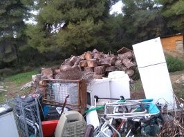 Сосед по даче собрал кучу хлама. Куча постоянно растет. Но этот хотя бы за пределы своего участка не вылезает (пока). Другой постоянно разводит срач ВОКРУГ своего участка. И постепенно расползается все дальше и дальше.