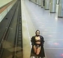 Совсем там в своей Москве зажрались, вполне вдувабельную бабу в метро забыли.