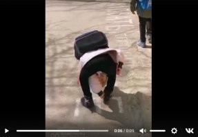 Ага, решила поправить шнурки одной рукой, при этом наклонилась так, что, судя по наклону головы, шнурки эти где-то в области пупка... 

лайкодрочерство в самом расцвете