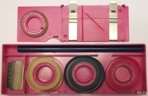 Прибор для склеивания магнитофонной пленки был у меня еще в начале 70-х, когда видеокассеты еще только планировались к выпуску. Ничего не напоминает?))