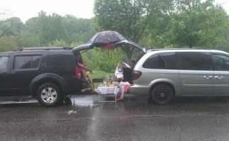 Помню, раз вот так делали, только вместо зонта пленка))) Летом тучки часто не с того не с сего прилетают с дождиком