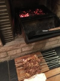 В хреновую погоду жарю шашлык прям в зале , тяга хорошая запахов дыма нет :)