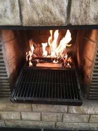 В хреновую погоду жарю шашлык прям в зале , тяга хорошая запахов дыма нет :)